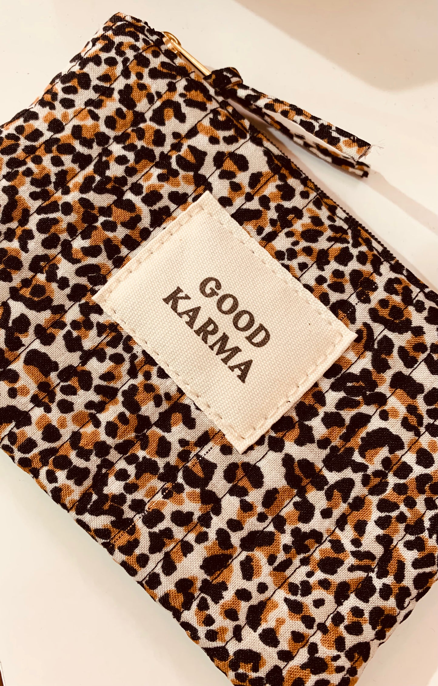 POCHETTE SOUPLE MATELASSÉE IMPRIMÉ LÉO « GOOD KARMA »