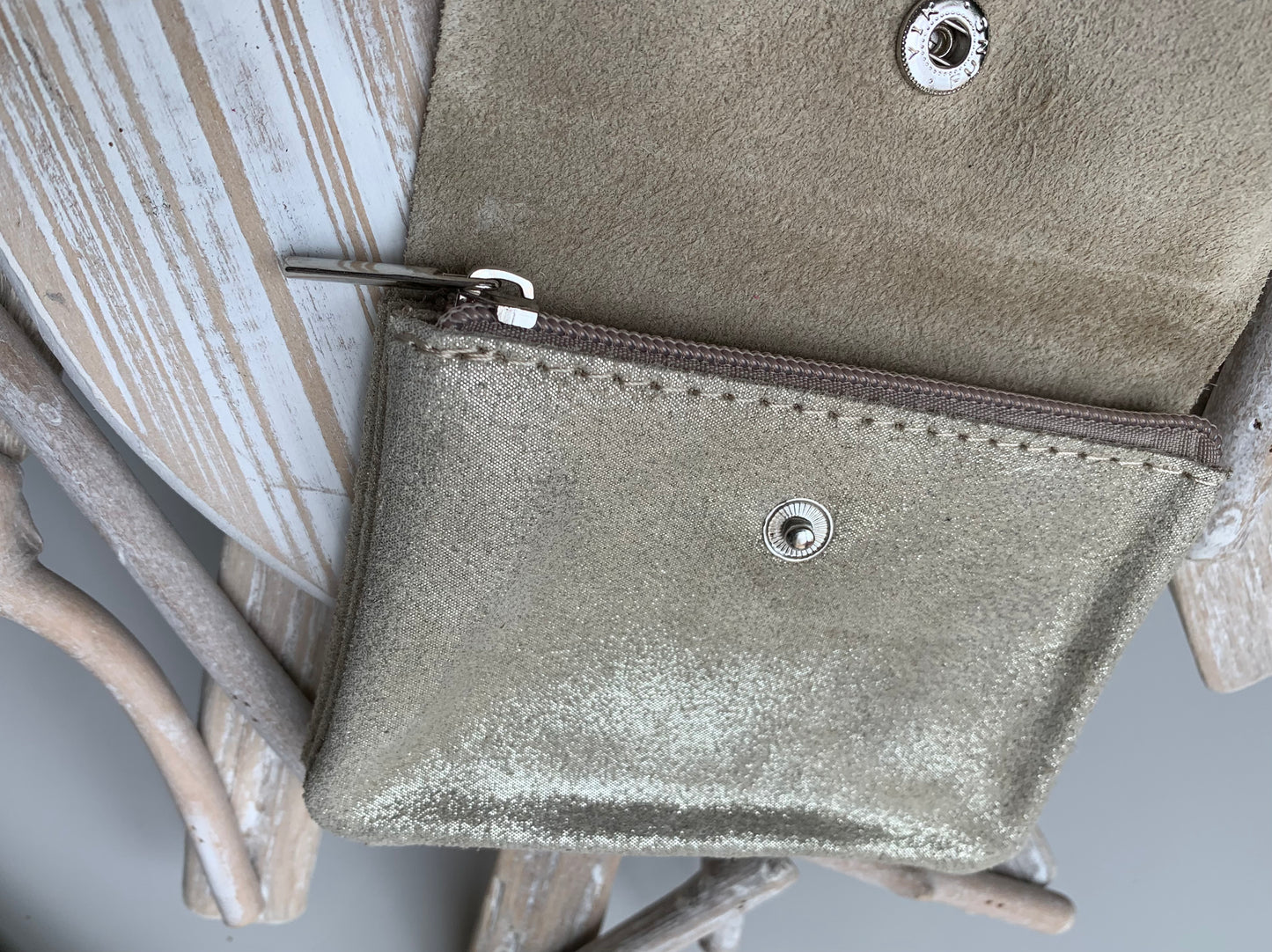 PORTE MONNAIE ET CARTES EN CUIR BEIGE CRÈME BRILLANT